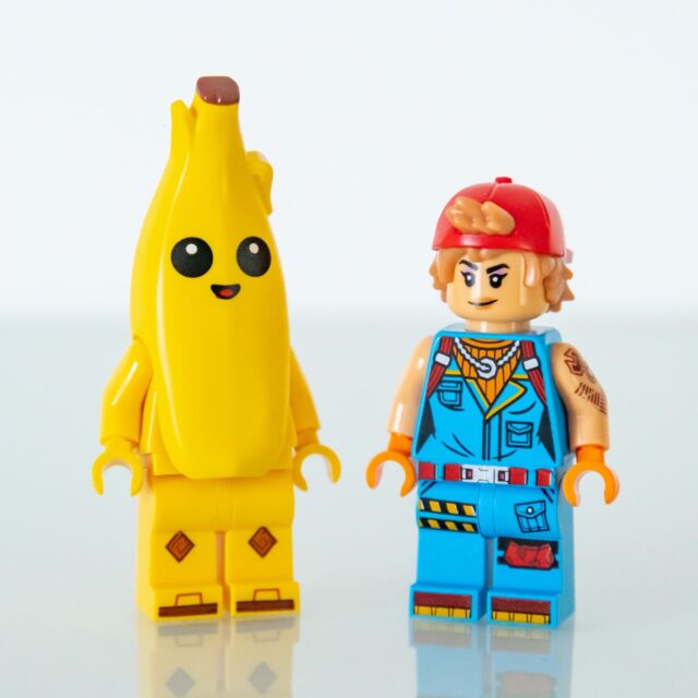 Review LEGO Fortnite 77075 Peely's Camp and Sparkplug