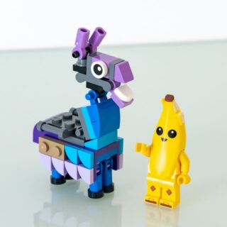 Review LEGO Fortnite 77075 Peely's Camp and Sparkplug