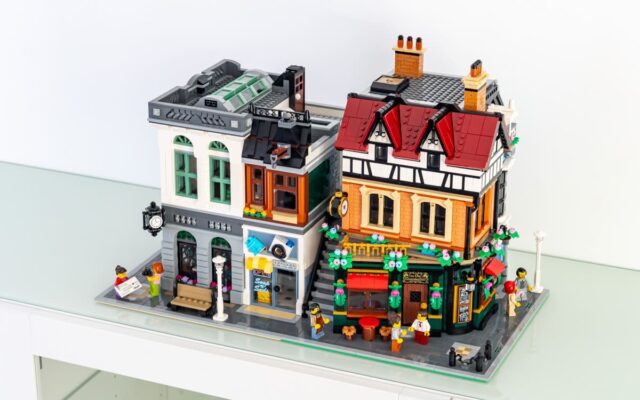 Review LEGO Icons 10350 10251