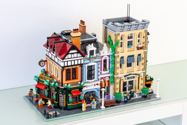 Review LEGO Icons 10350 10278