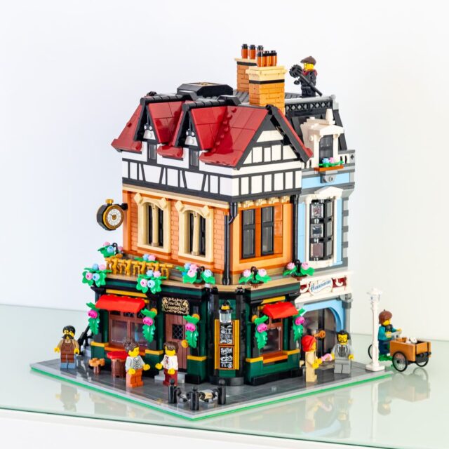 Review LEGO Icons 10350 Tudor Corner Modular 2025
