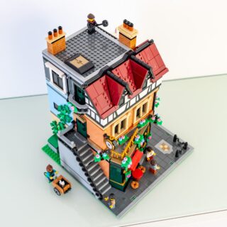 Review LEGO Icons 10350 Tudor Corner Modular 2025