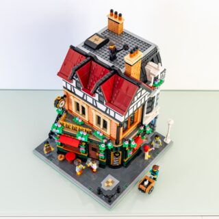 Review LEGO Icons 10350 Tudor Corner Modular 2025