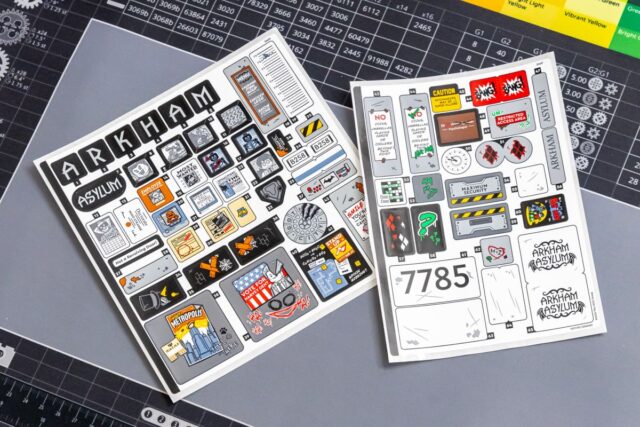 Review LEGO DC 76300 Batman: Arkham Asylum stickers
