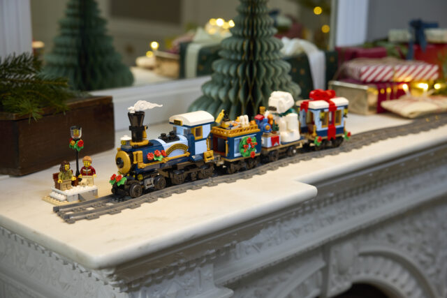 Winter Village LEGO Icons 10361 Holiday Express Train