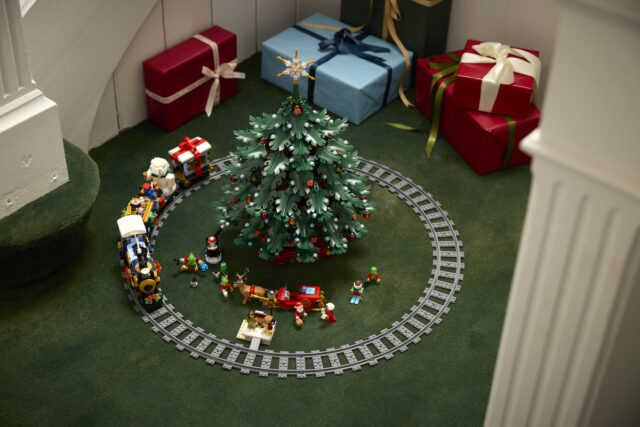 Nouveauté LEGO Icons 10361 Holiday Express Train (Winter Village 2025) et Build Together 41843 Family Christmas Tree