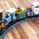 Review LEGO Icons 10361 Holiday Express Train (Winter Village 2025)