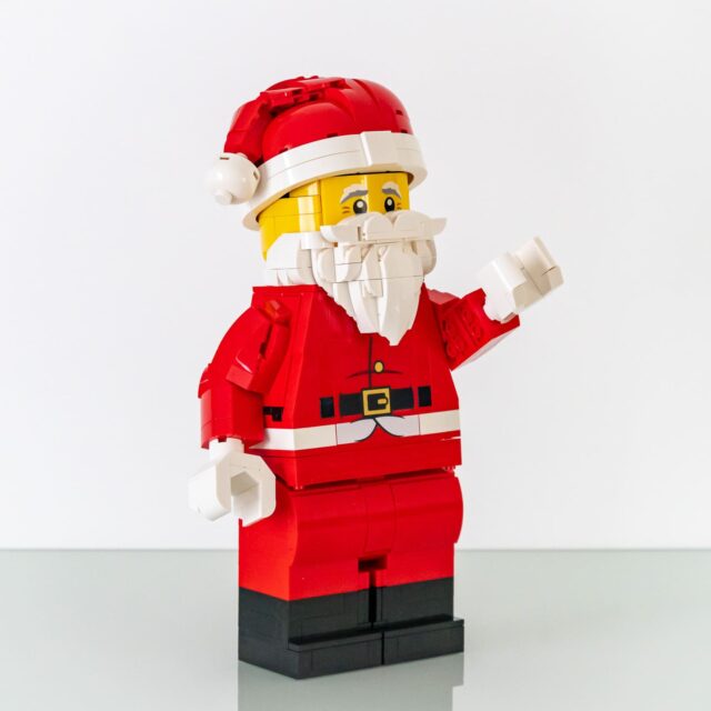 Review LEGO 40820 Up-Scaled Santa Minifigure : une minifig géante de Père Noël