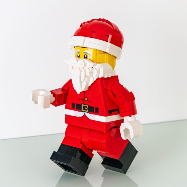 Review LEGO 40820 Up-Scaled Santa Minifigure : une minifig géante de Père Noël