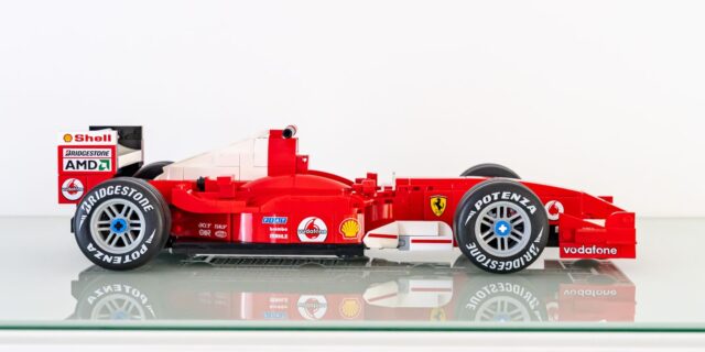 Review LEGO Icons 11375 Ferrari F2004 & Michael Schumacher