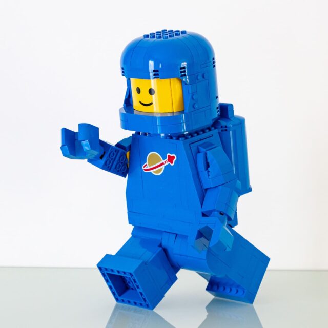Review LEGO 40921 Scaled-Up Blue Astronaut Minifigure