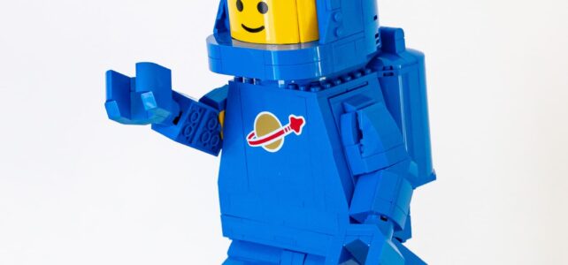 Review LEGO 40921 Scaled-Up Blue Astronaut Minifigure Review LEGO 40921 Scaled-Up Blue Astronaut Minifigure