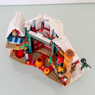 Review LEGO Icons 11387 Holiday House : le set Winter Village 2026
