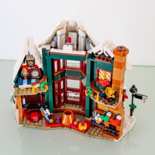 Review LEGO Icons 11387 Holiday House : le set Winter Village 2026