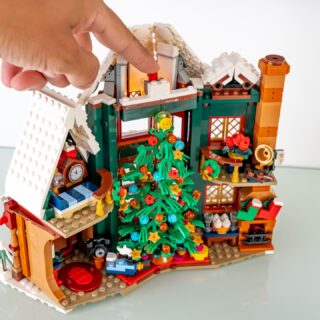 Review LEGO Icons 11387 Holiday House : le set Winter Village 2026