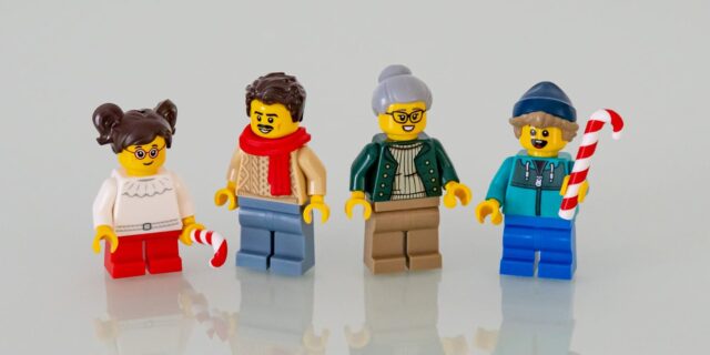 Review LEGO Icons 11387 Holiday House : le set Winter Village 2026